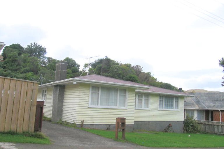 Photo of property in 22 Victory Crescent, Tawa, Wellington, 5028