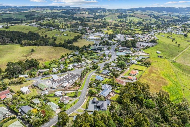 Photo of property in 16 Whaka Street, Maungaturoto, 0520