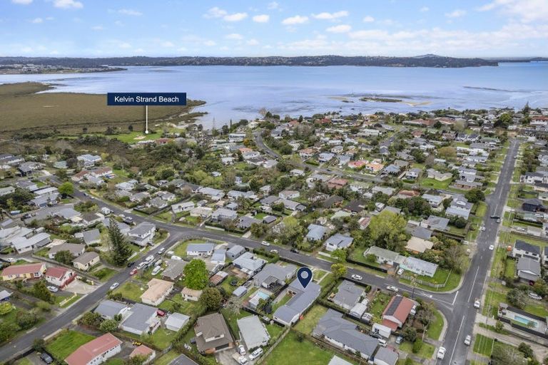 Photo of property in 4 Bayside Avenue, Te Atatu Peninsula, Auckland, 0610