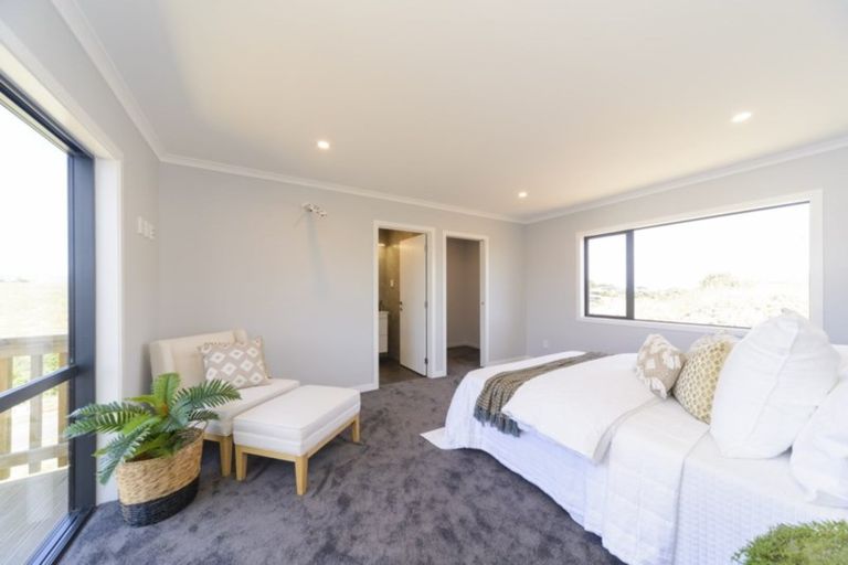 Photo of property in 3 Vaucluse Heights, Fitzherbert, Palmerston North, 4410