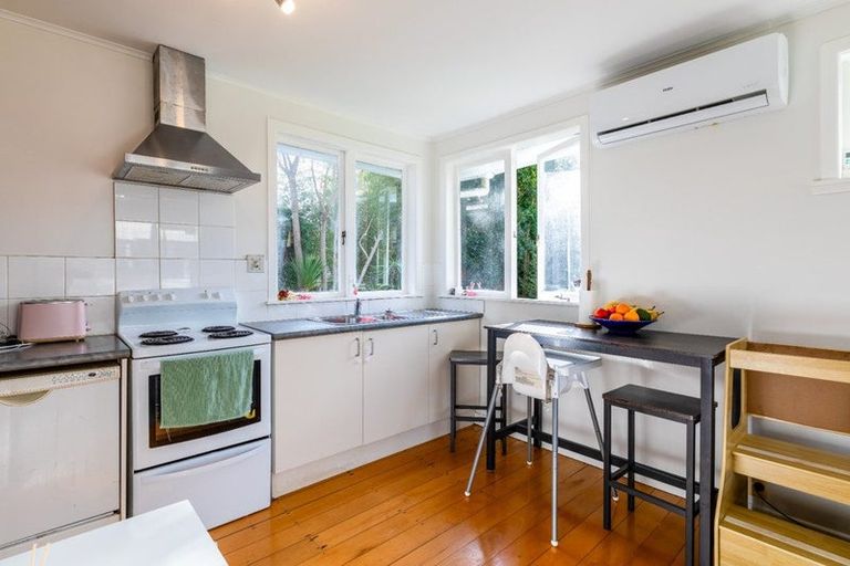 Photo of property in 17 Hutchinson Avenue, New Lynn, Auckland, 0600