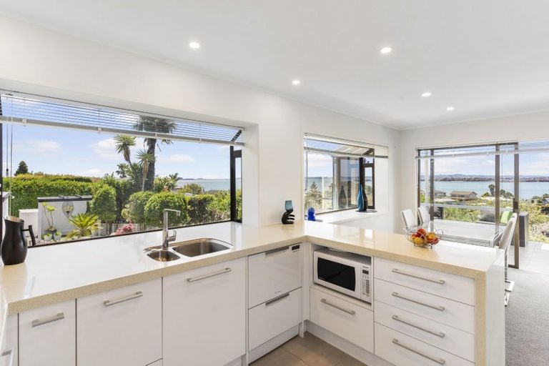 Photo of property in 2/7 Pounamu Place, Shelly Park, Auckland, 2014