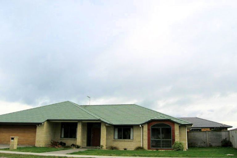 Photo of property in 12 Holcombe Drive, Paraparaumu, 5032