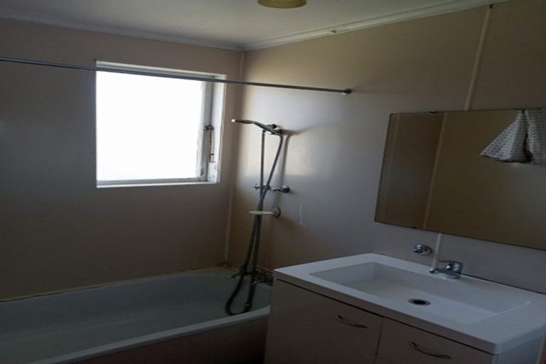Photo of property in 26 Eastglen Road, Glen Eden, Auckland, 0602