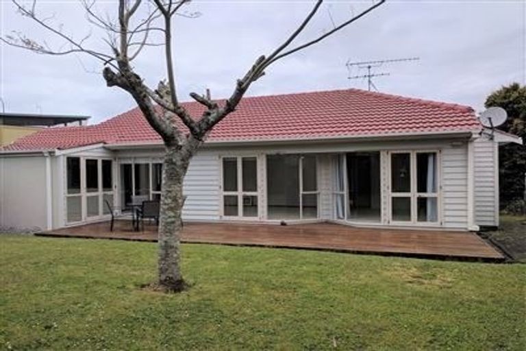 Photo of property in 2/2 East Coast Road, Milford, Auckland, 0620