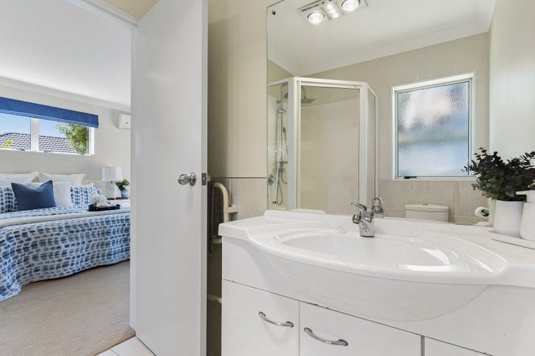 Photo of property in 28 Craigavon Drive, East Tamaki, Auckland, 2013