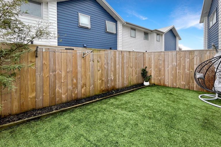 Photo of property in 8/22 Denver Avenue, Sunnyvale, Auckland, 0612