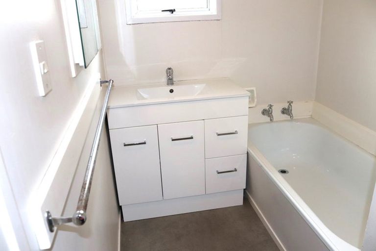 Photo of property in 2/199 Henderson Valley Road, Henderson, Auckland, 0612