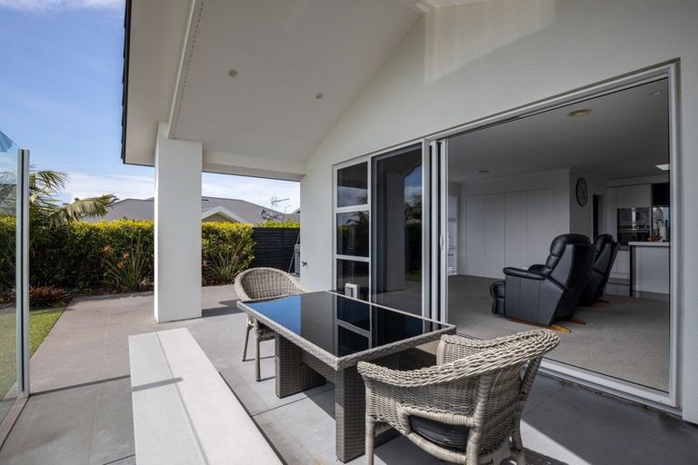 Photo of property in 1 Oakmont Crescent, Waiwhakaiho, New Plymouth, 4312