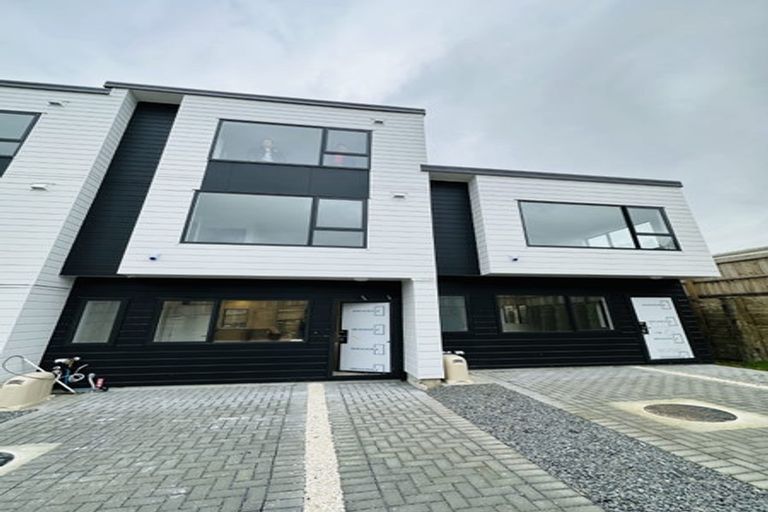 Photo of property in 4d Flaunty Place, West Harbour, Auckland, 0618