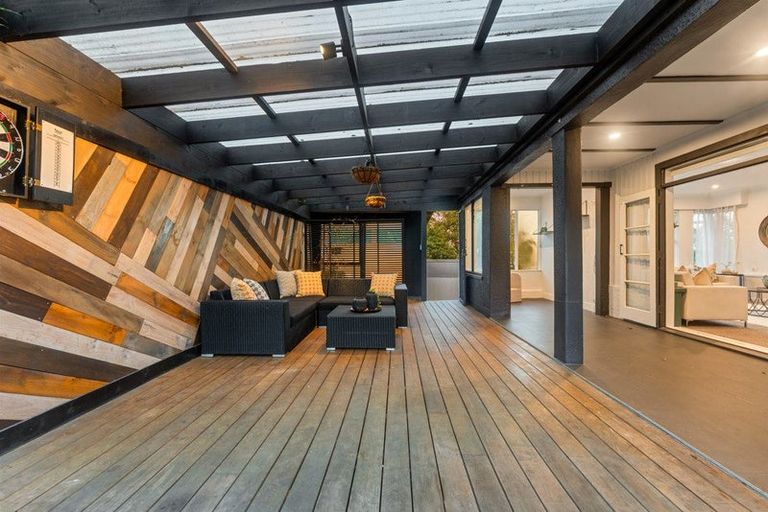 Photo of property in 16 Forrest Hill Road, Forrest Hill, Auckland, 0620