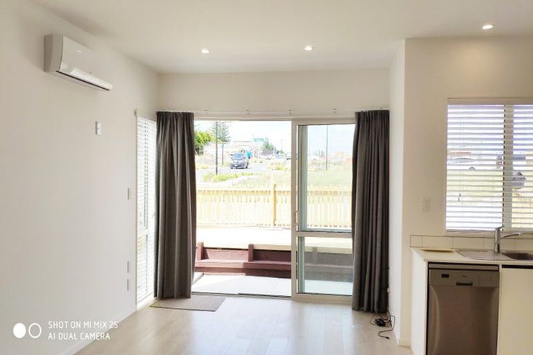 Photo of property in 2 Herekino Street, Westgate, Auckland, 0814