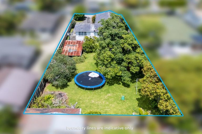 Photo of property in 13 Waione Avenue, Te Atatu Peninsula, Auckland, 0610