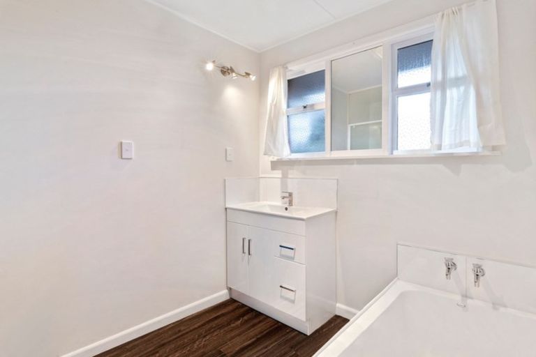 Photo of property in 213 Fifield Terrace, Opawa, Christchurch, 8023