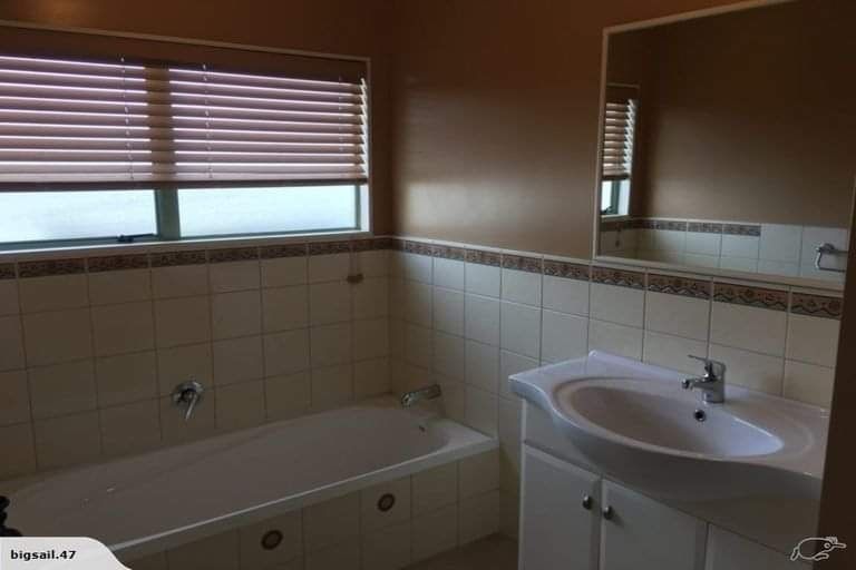 Photo of property in 70 Whitford Road, Botany Downs, Auckland, 2014