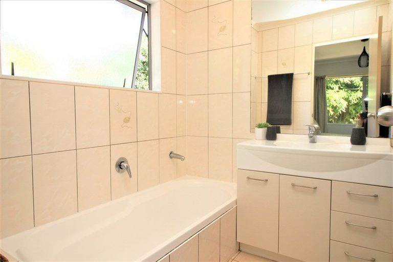 Photo of property in 2/344 Swanson Road, Ranui, Auckland, 0612