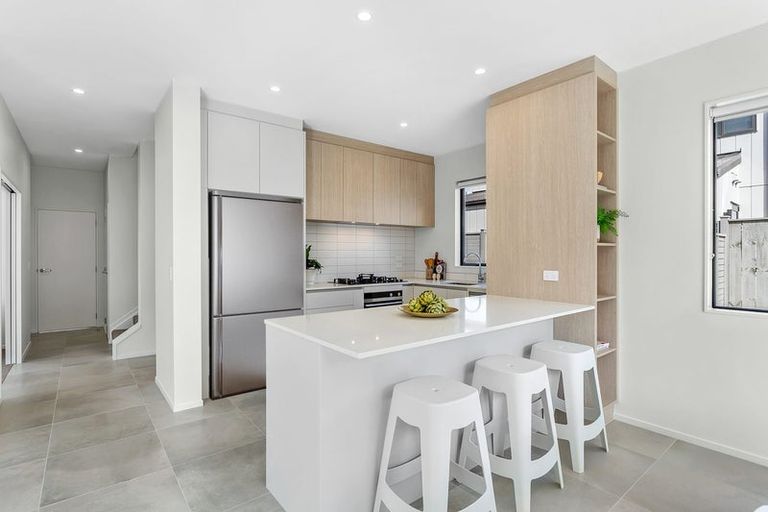 Photo of property in 21 Parkmore Drive, Rosehill, Papakura, 2113