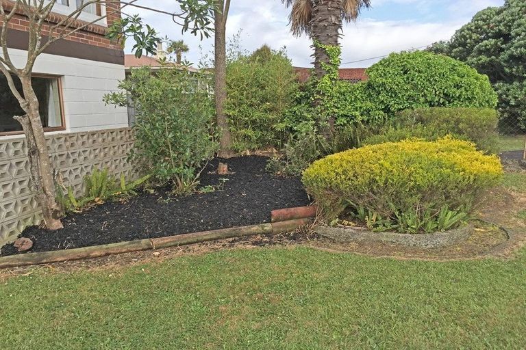 Photo of property in 28 Woodford Avenue, Henderson, Auckland, 0610