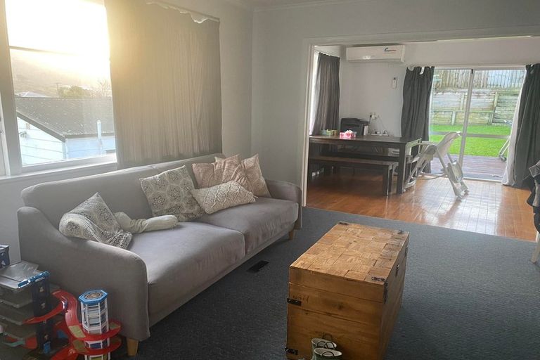 Photo of property in 27 Mexted Terrace, Tawa, Wellington, 5028