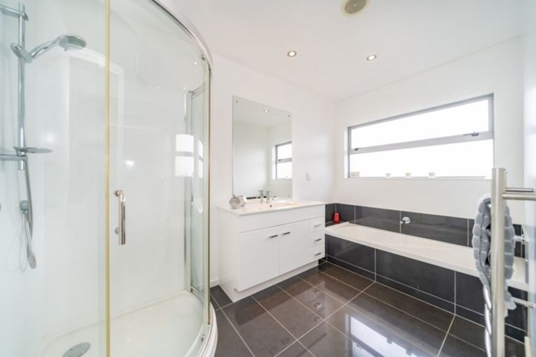 Photo of property in 20 Cosgrove Rise, Riverstone Terraces, Upper Hutt, 5018