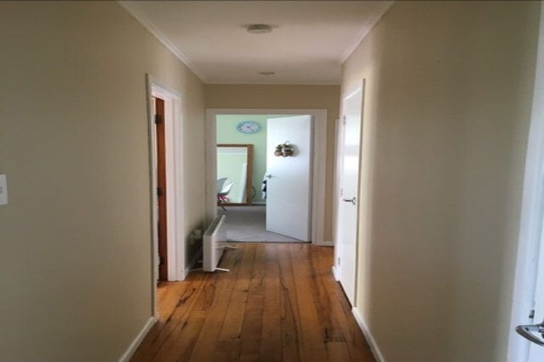 Photo of property in 8 Thuja Street, Green Bay, Auckland, 0604