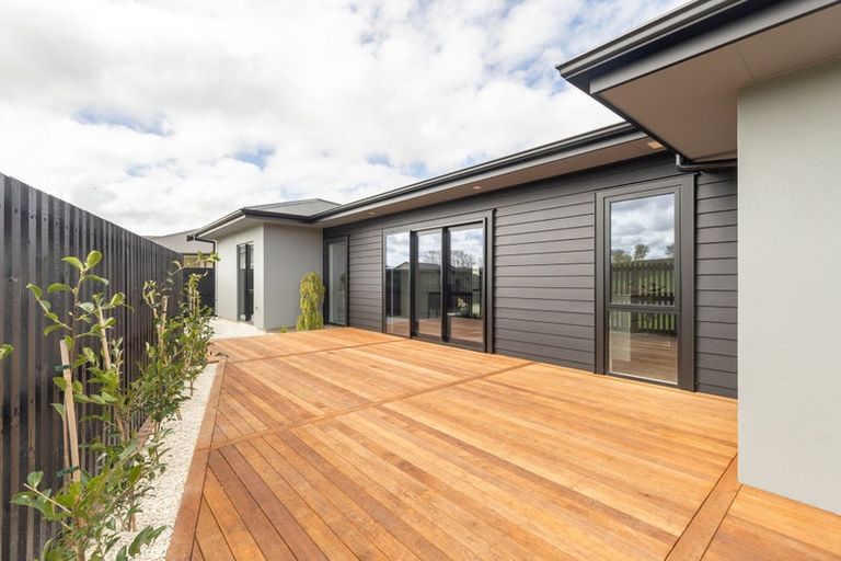 Photo of property in 7 Rangeview Drive, Kelvin Grove, 4414