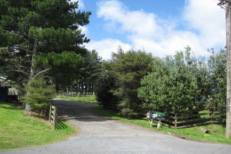 Photo of property in 121 Waitakere Road, Waitakere, Auckland, 0782