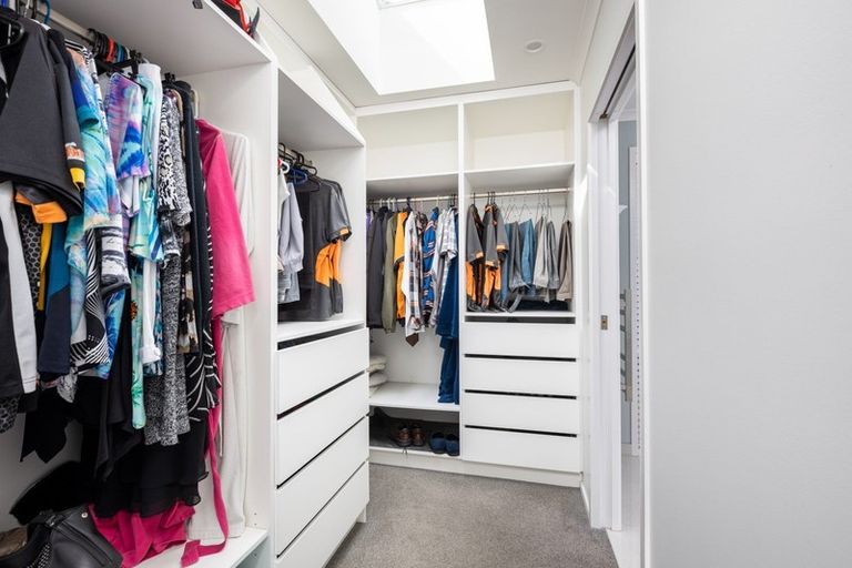 Photo of property in 1 Oakmont Crescent, Waiwhakaiho, New Plymouth, 4312