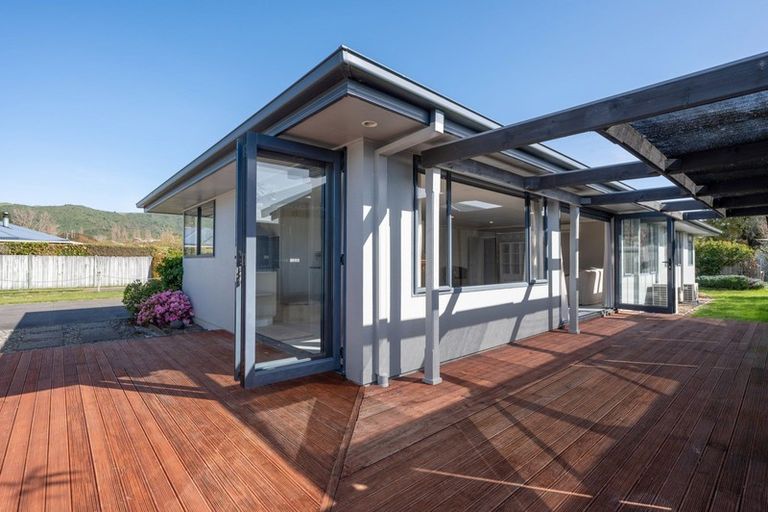 Photo of property in 14 Lakemere Way, Kinloch, Taupo, 3377