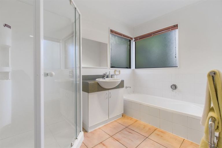 Photo of property in 17 Mandeville Place, Unsworth Heights, Auckland, 0632