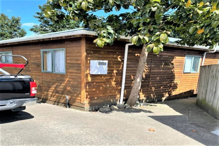 Photo of property in 2/6 Montgomery Crescent, Clouston Park, Upper Hutt, 5018