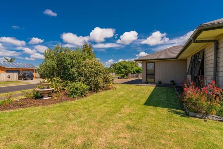 Photo of property in 1/9 Jacaranda Avenue, Beach Haven, Auckland, 0626