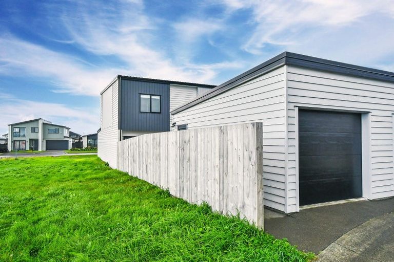Photo of property in 22 Koiora Road, Clarks Beach, 2122