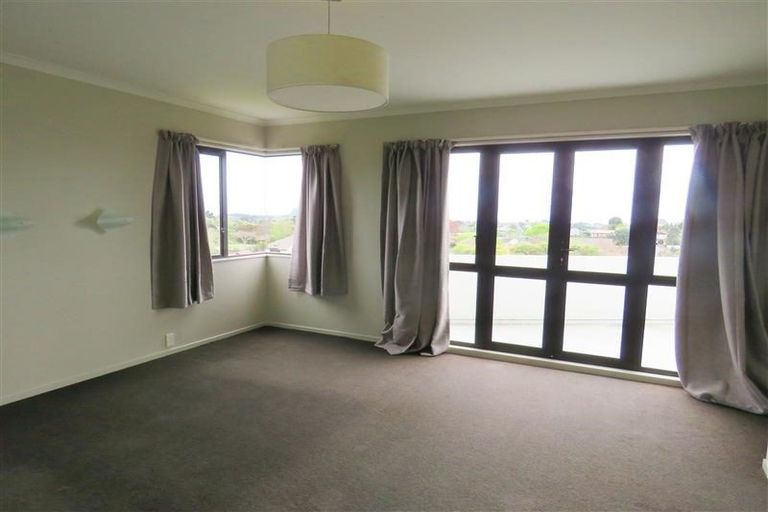 Photo of property in 25 Veale Road, Frankleigh Park, New Plymouth, 4310