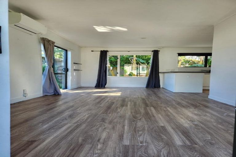 Photo of property in 17 Muir Avenue, Mangere Bridge, Auckland, 2022