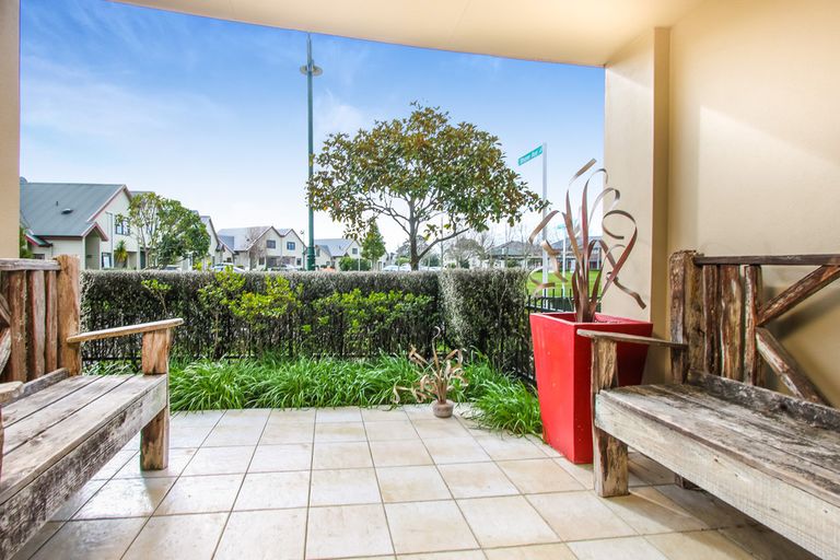 Photo of property in 21/15a Vinograd Drive, Te Atatu Peninsula, Auckland, 0610