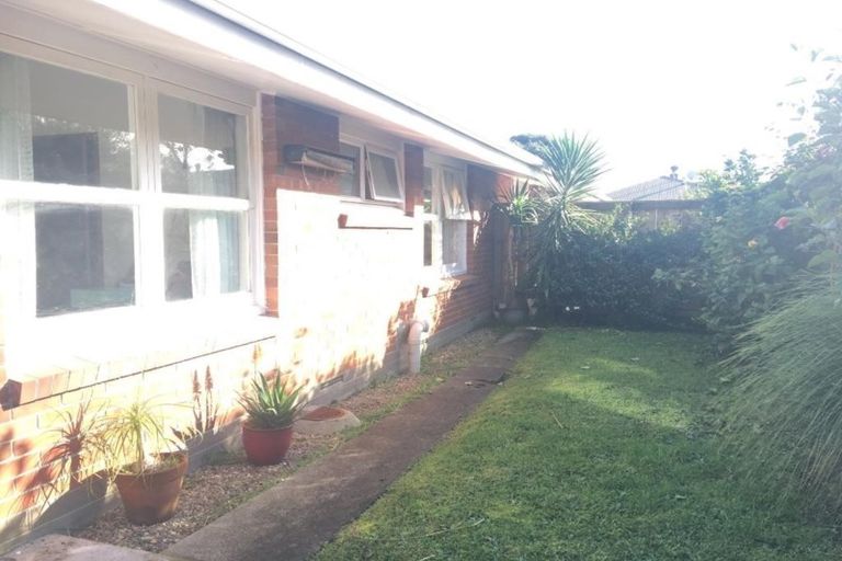 Photo of property in 2/50 Old Lake Road, Narrow Neck, Auckland, 0624