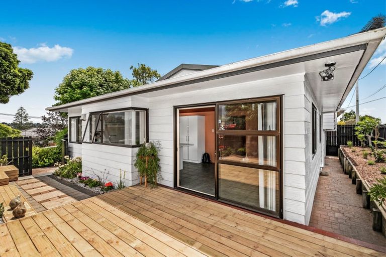 Photo of property in 2/23 Beatrice Avenue, Hillcrest, Auckland, 0627