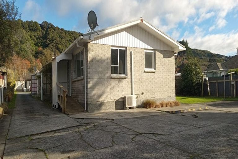 Photo of property in 186d Wellington Road, Wainuiomata, Lower Hutt, 5014