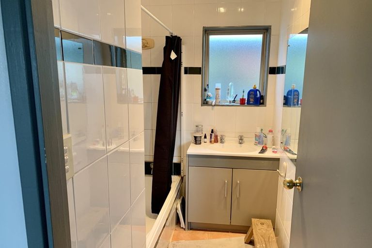 Photo of property in 2/87 Fairclough Road, Beach Haven, Auckland, 0626