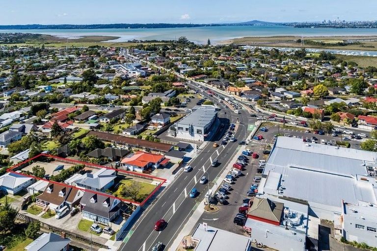 Photo of property in 218 Edmonton Road, Te Atatu South, Auckland, 0610