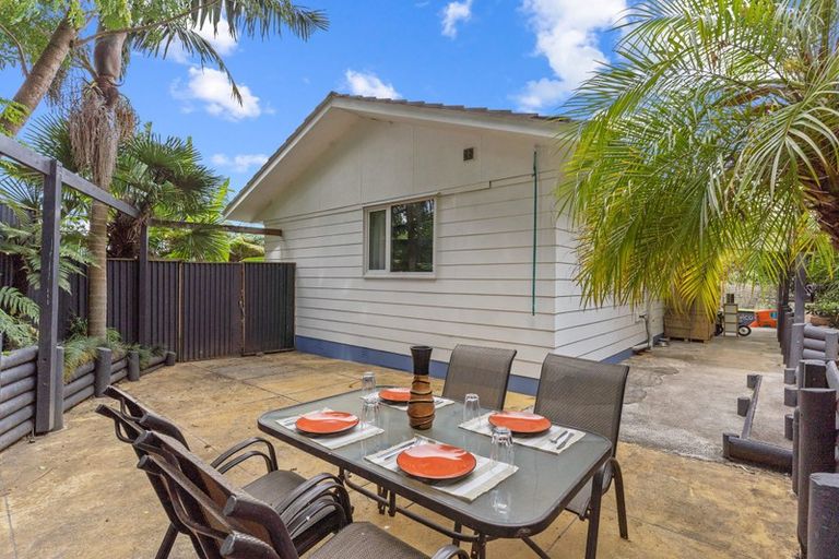Photo of property in 15 Arde Place, Massey, Auckland, 0614