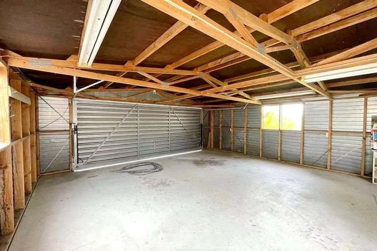 Photo of property in 18 Coniston Avenue, Te Atatu South, Auckland, 0610