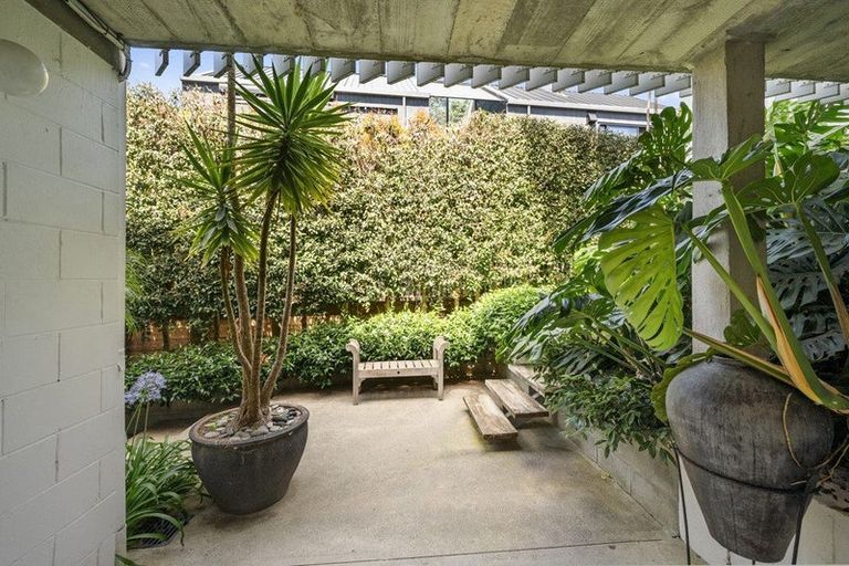 Photo of property in 24 Bridge View Road, Birkenhead, Auckland, 0626