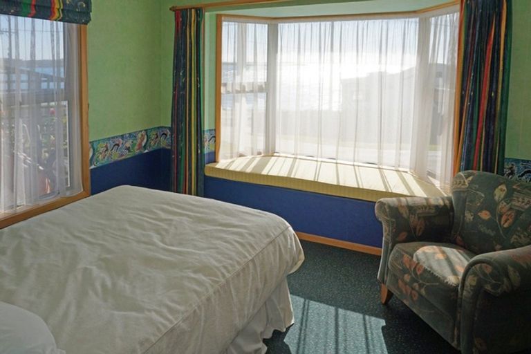 Photo of property in 104 Marine Parade, Bluff, 9814