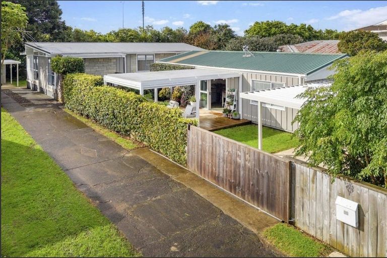 Photo of property in 90 Crawford Avenue, Mangere Bridge, Auckland, 2022