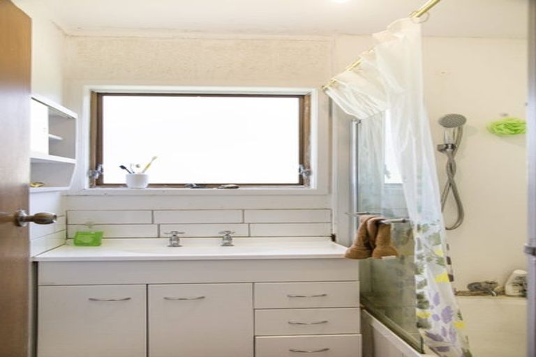 Photo of property in 58 Easton Park Parade, Glenfield, Auckland, 0629