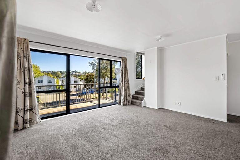Photo of property in 2/5 John Jennings Drive, Oteha, Auckland, 0632