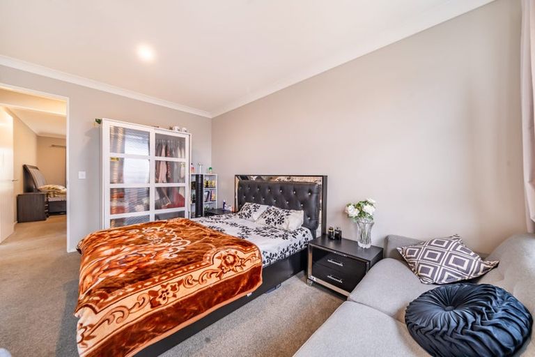 Photo of property in 31 Percy Kinsman Crescent, Riverstone Terraces, Upper Hutt, 5018