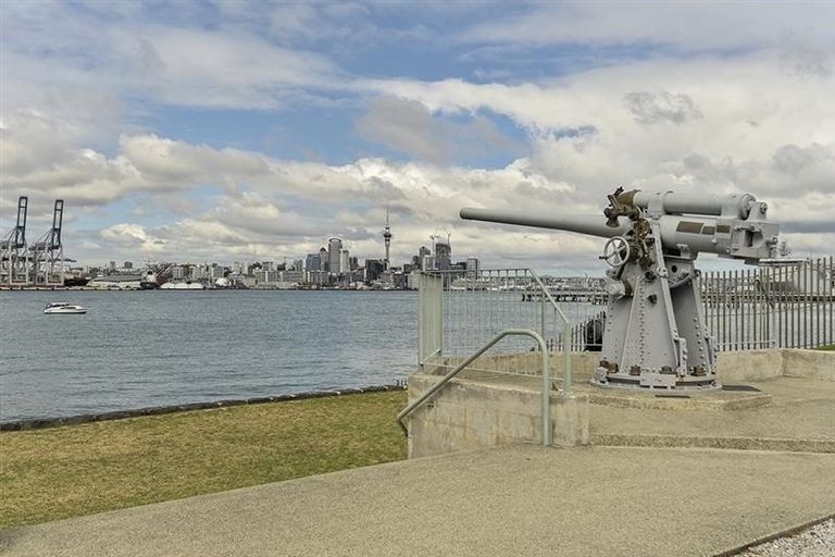 Photo of property in 33 Queens Parade, Devonport, Auckland, 0624